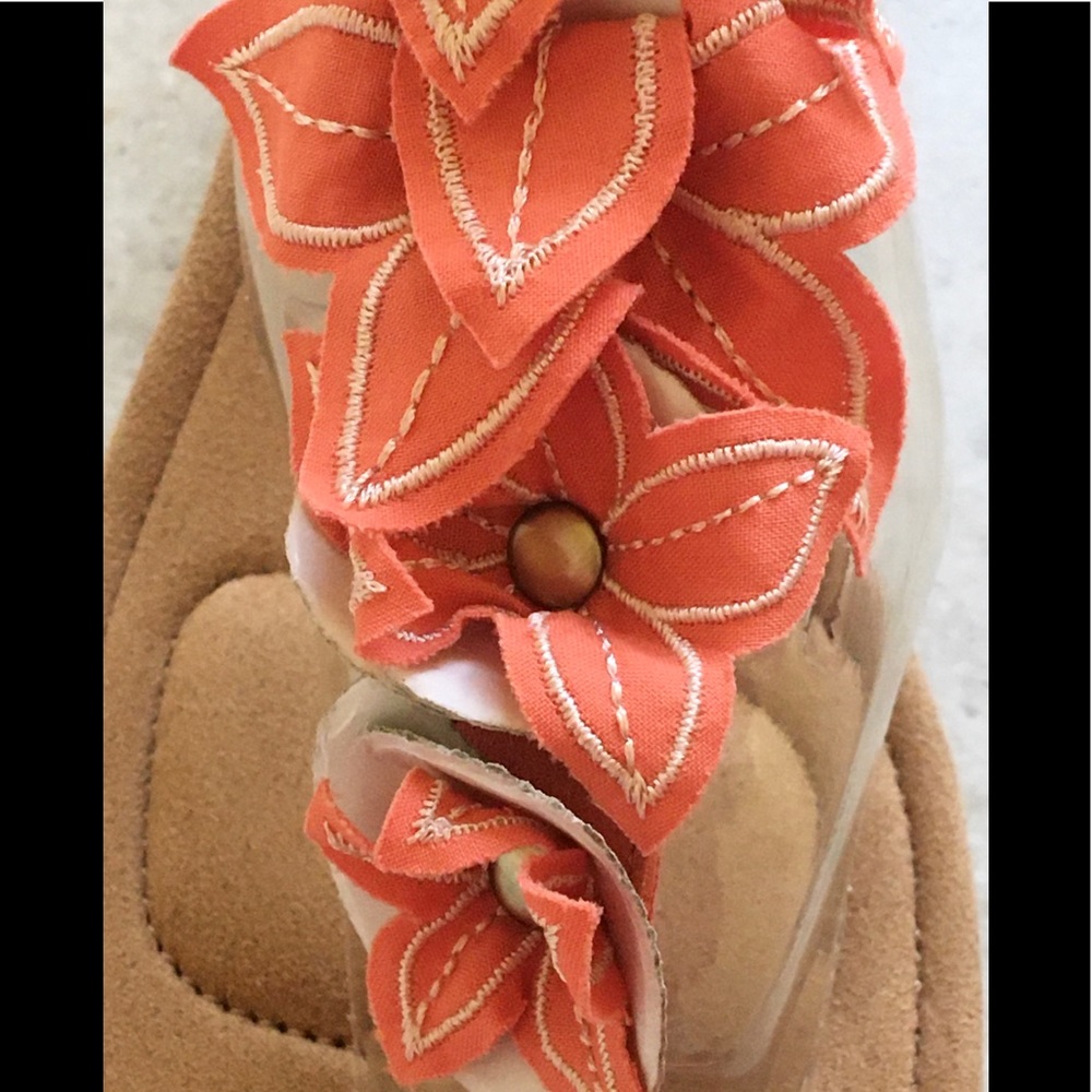 Gorgeous NWT Koolaburra by UGG flower sandal! - Picture 4 of 8
